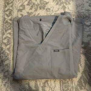 figs one pocket top